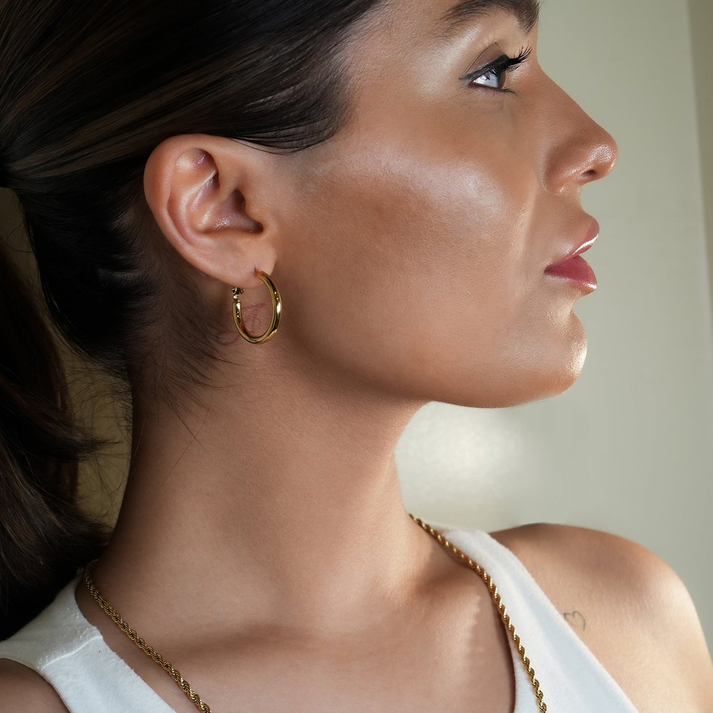 YOSHIKO: Mid-Width Essential Hoop Earrings Gold Size A (2 cm)