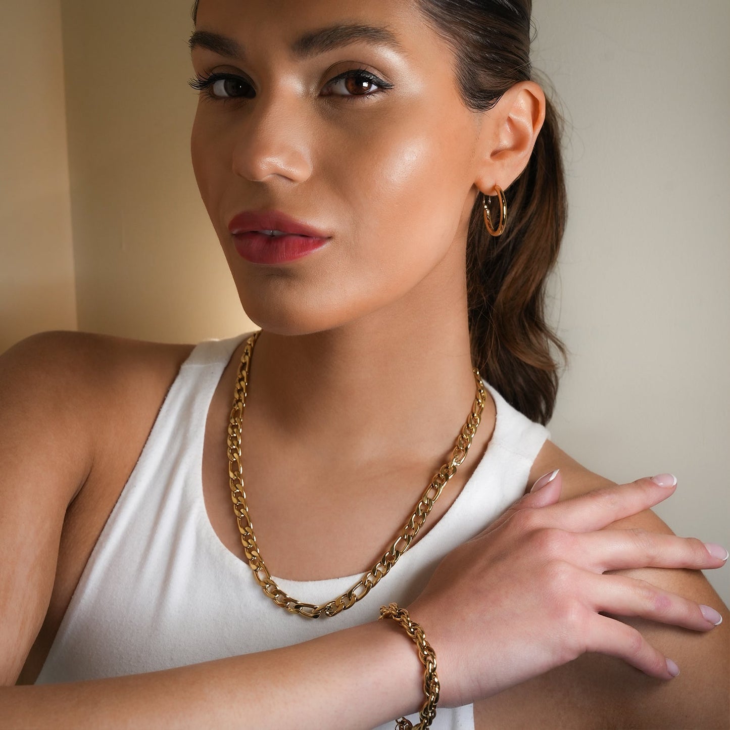 YOSHIKO: Mid-Width Essential Hoop Earrings Gold Size A (2 cm)