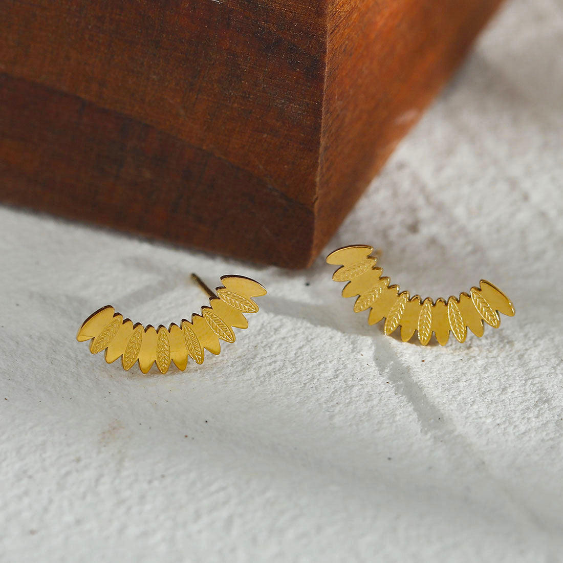 ZOEY: Curved Shaped Leaf Patterned Stud Earrings