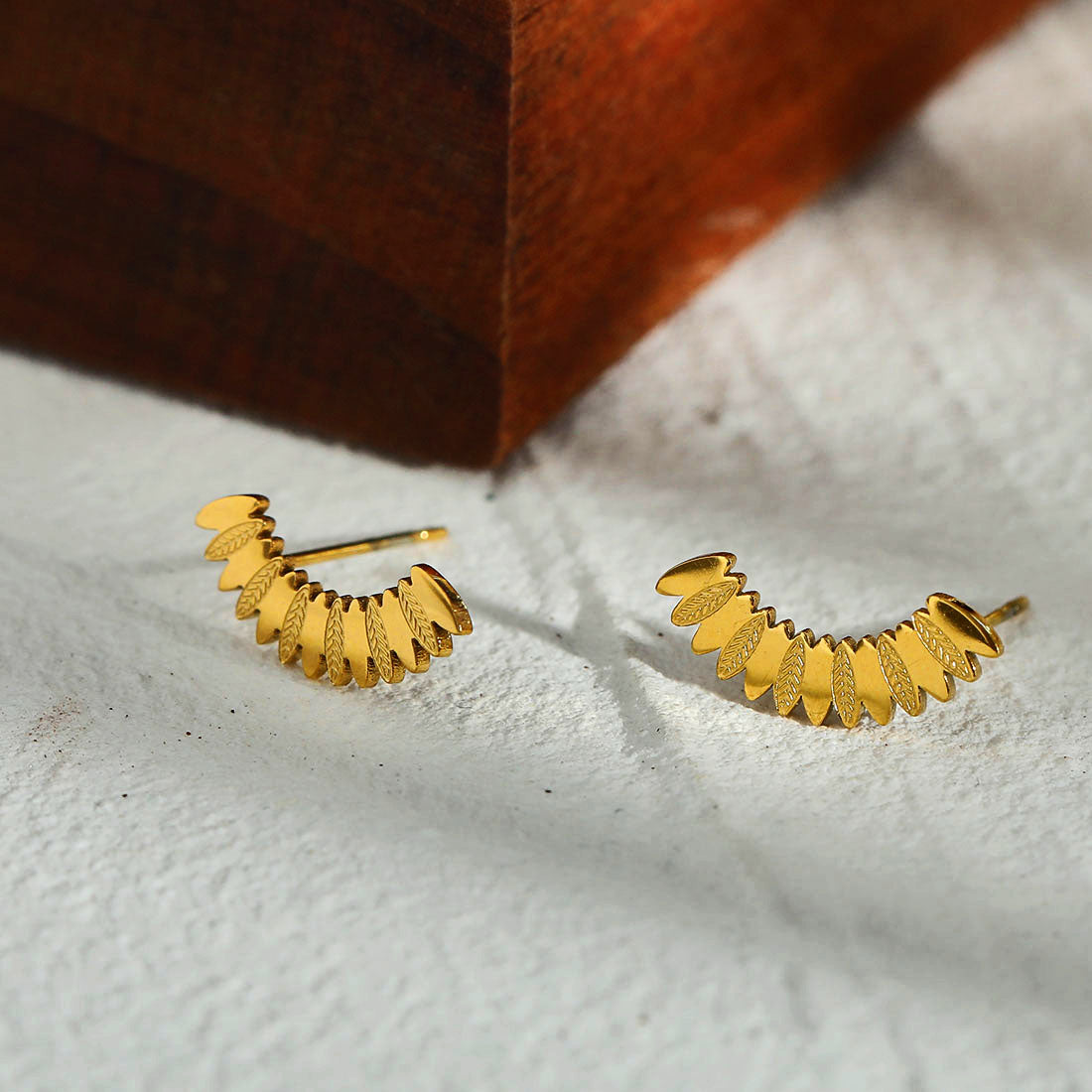 ZOEY: Curved Shaped Leaf Patterned Stud Earrings